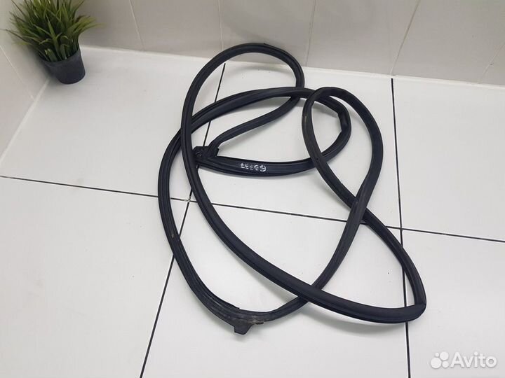 Уплотнитель передней левой двери (Geely Atlas)