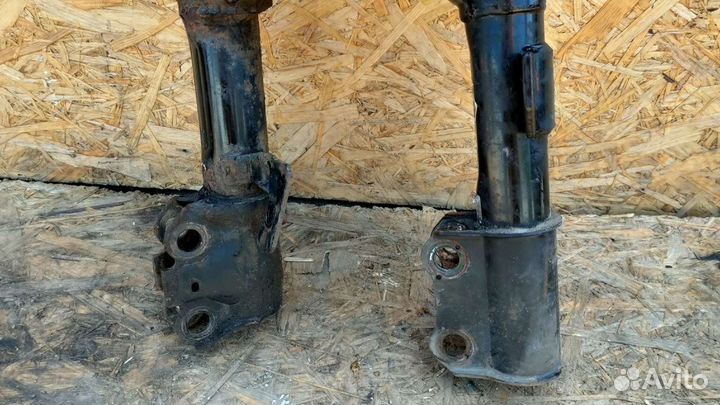 Стойки передние Toyota Estima 2