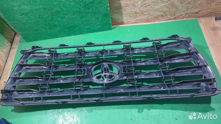 Решетка радиатора Toyota LC200