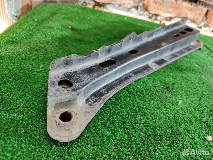 Балка передняя продольная левая Toyota Auris E150