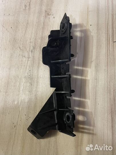 Кронштейн бампера пер. пр. Land Rover Sport 2