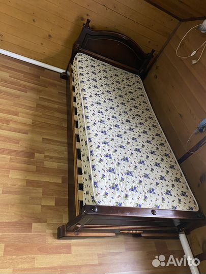 Кровать полутороспальная с матрасом