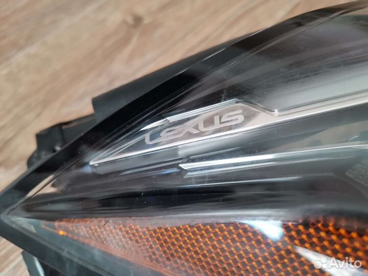 Стекло правой фары lexus ux