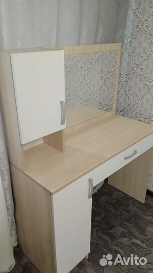 Туалетный столик с зеркалом