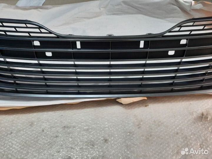Решетка в бампер передняя Тoyota Camry V70