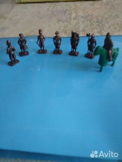 Игрушки из киндера солдатики