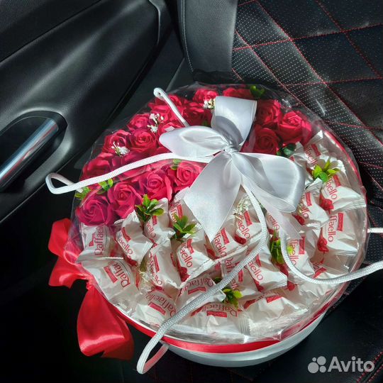 Подарок букет из мыльных роз и конфет раффаэлло