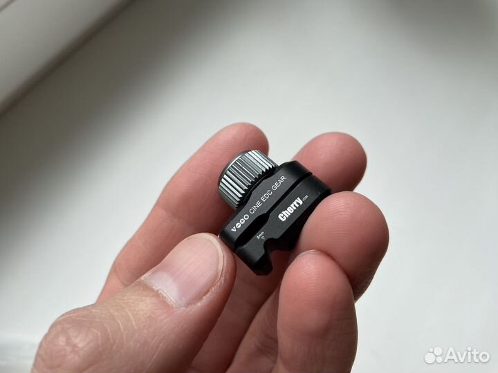 Металлический кабельный зажим для камер