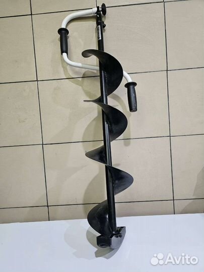 Ледобур с лезвиеми