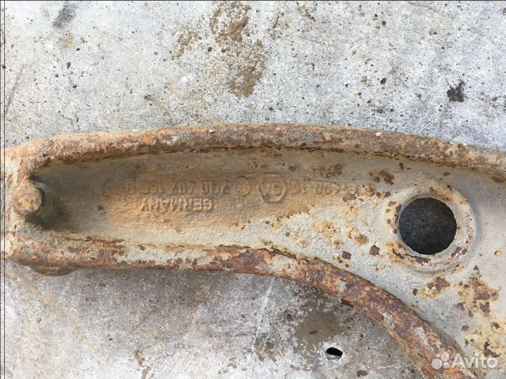 Рычаг правый 7H0407166B Volkswagen Transporter T5