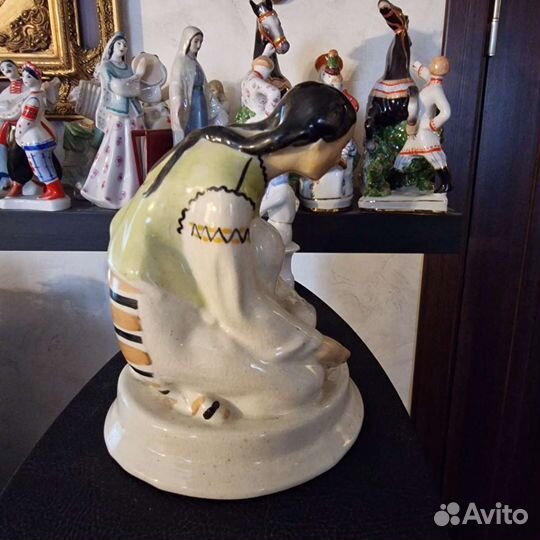 Фарфоровая статуэтка Девочка кормит ягненка