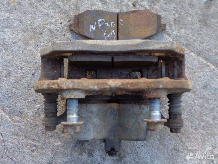 Nissan NP300 Суппорт тормозной правый