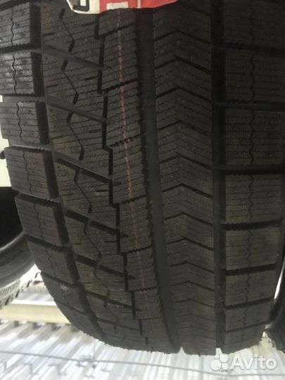 Bridgestone Blizzak VRX 215/55 R17