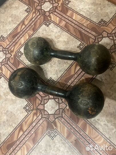 Гиря и две пары гантель 8 и 12кг