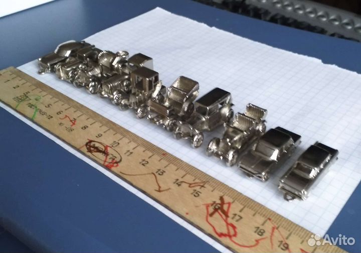 Набор миниатюрных металлических машинок