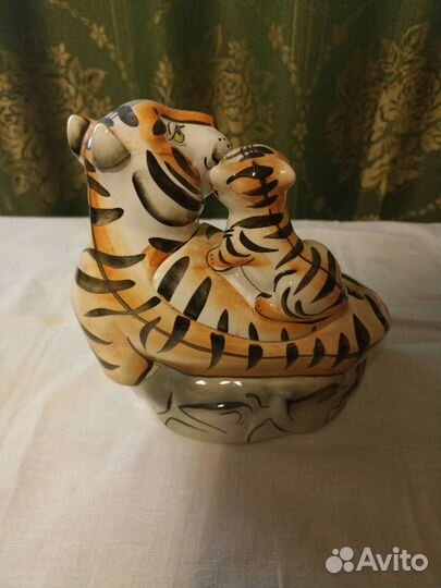 Статуэтка.Шкатулка.Тигрица с тигренком