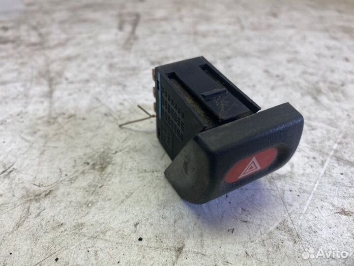 Кнопка аварийной сигнализации Opel Astra F