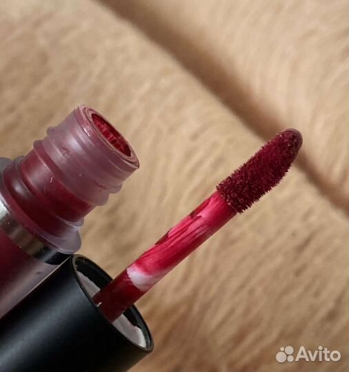 Помада для губ стойкая