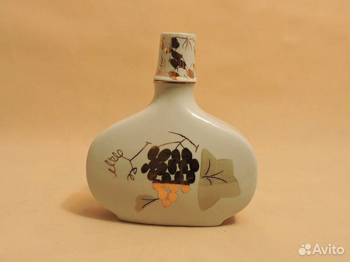 Фарфоровый штоф 