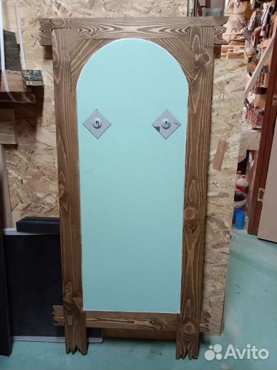 Зеркало в деревянной раме