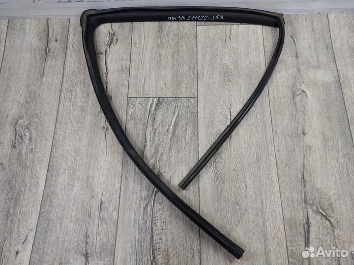 Уплотнитель стекла двери задний левый Maxima А32