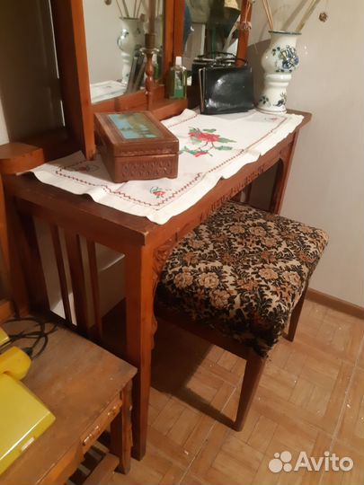 Дамский уголок туалетный стол+пуф+зеркало