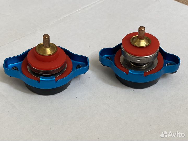 Крышка на радиатора с датчиком температуры мото