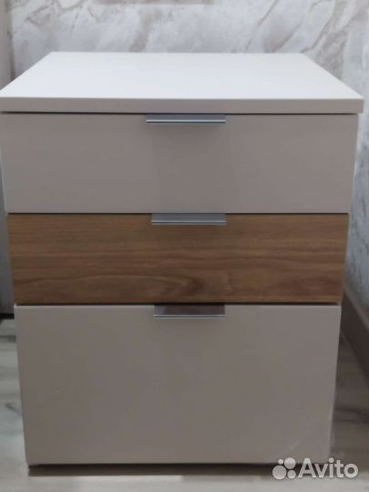 Прикроватная тумбочка