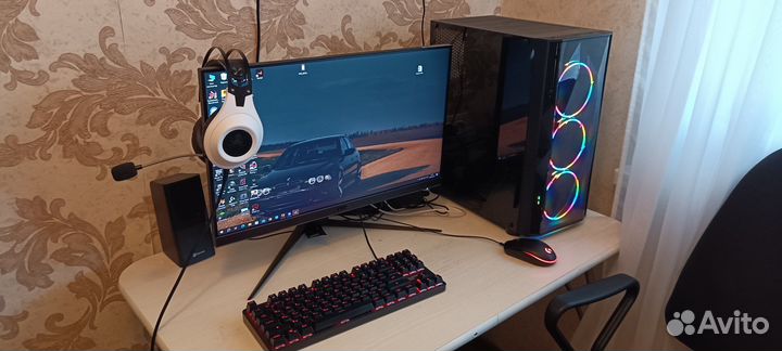Игровой компьютер с монитором и клавиатурой