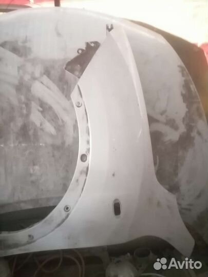 Крыло ниссан жук