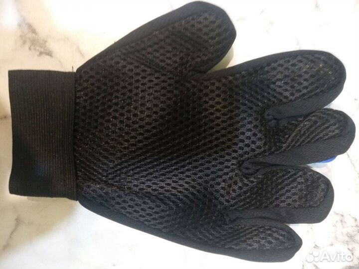 Перчатка для вычесывания шерсти