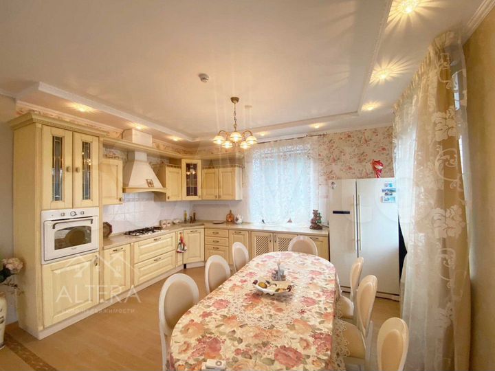 Коттедж 216,2 м² на участке 15,4 сот.