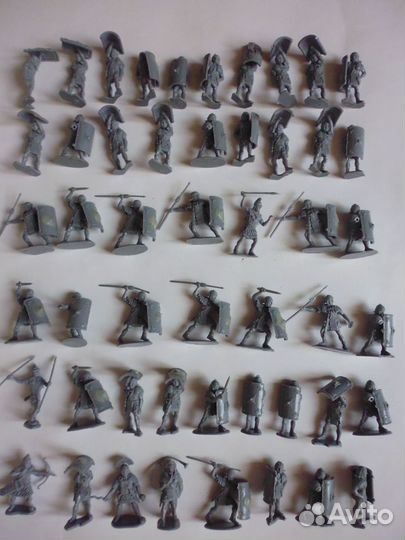 Фигурки воинов и оружия разных эпох