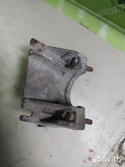 Кронштейн опоры МКПП Renault Scenic 1.6 K4M700