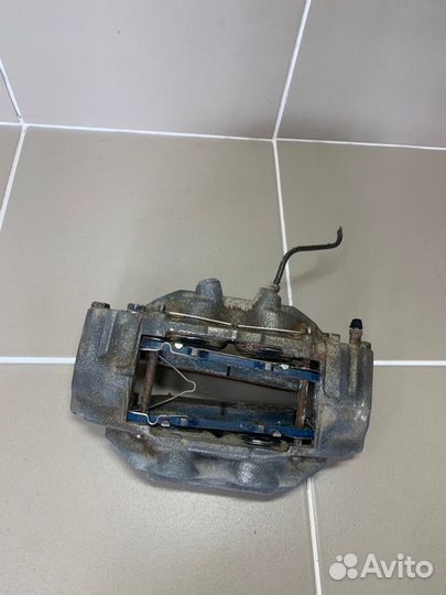 Суппорт тормозной передний правый Toyota Hilux