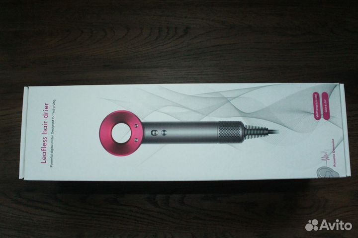 Фен (выглядит как dyson)