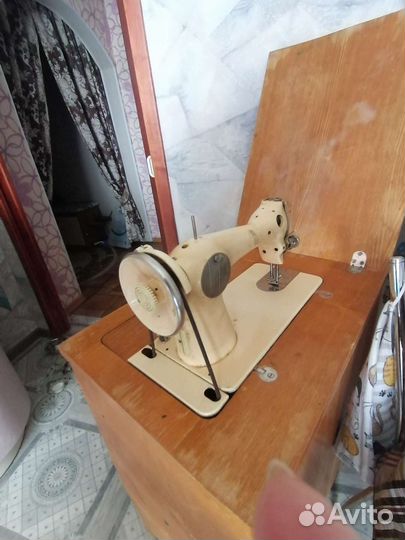 Швейная машина Чайка
