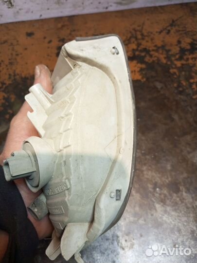 Фара противотуманная левая toyota mark 2 gx110