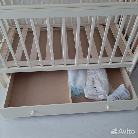 Кроватка детская с маятником