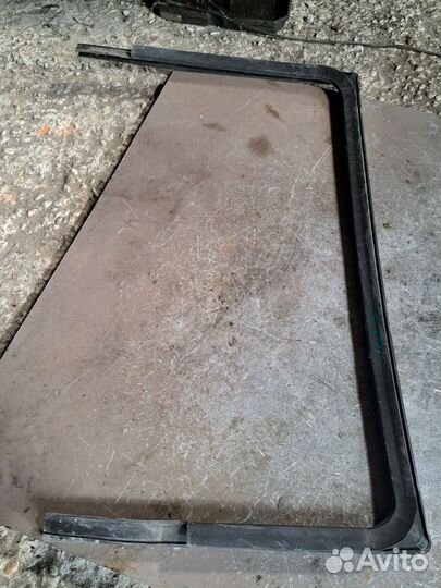 Уплотнитель стекла задний правый Dodge Caravan 5