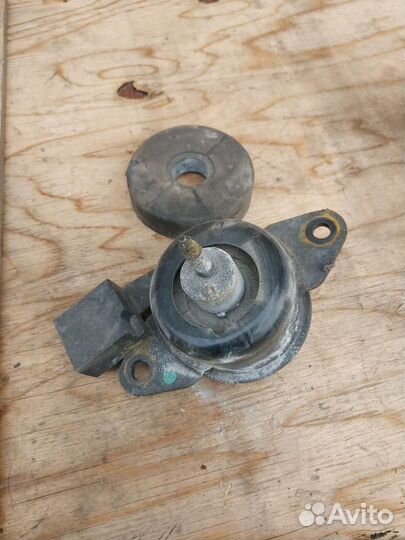 Подушка крепления двигателя передняя левая Nissan