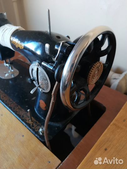 Швейная машина в нерабочем состоянии (ножная)