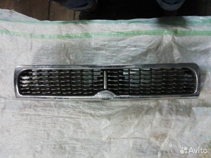 Решетка радиатора передняя Nissan Laurel