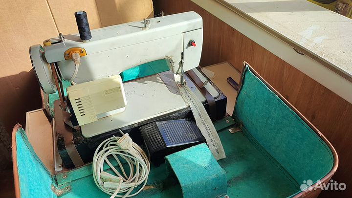 Швейная машина 