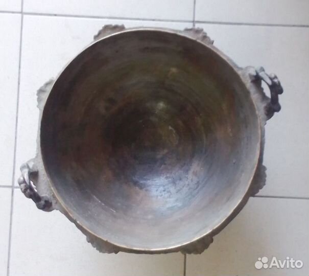 Старинный бронзовый казан на ножках