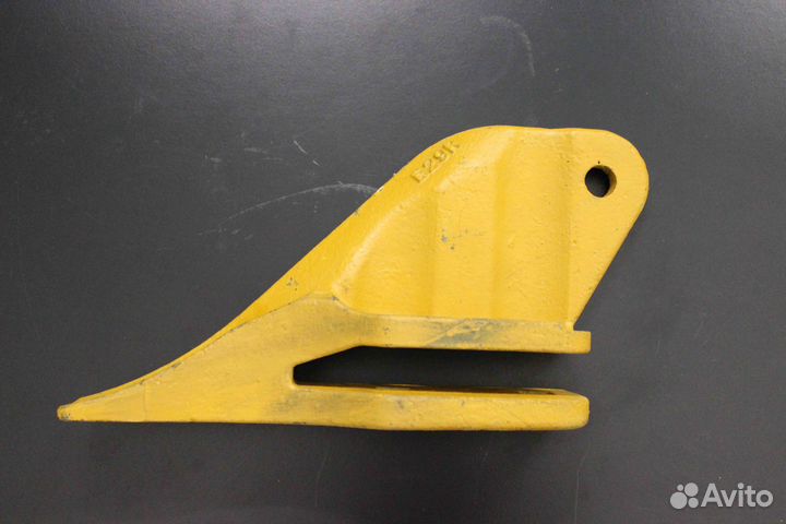 Зуб ковша 85801377 правый Nova