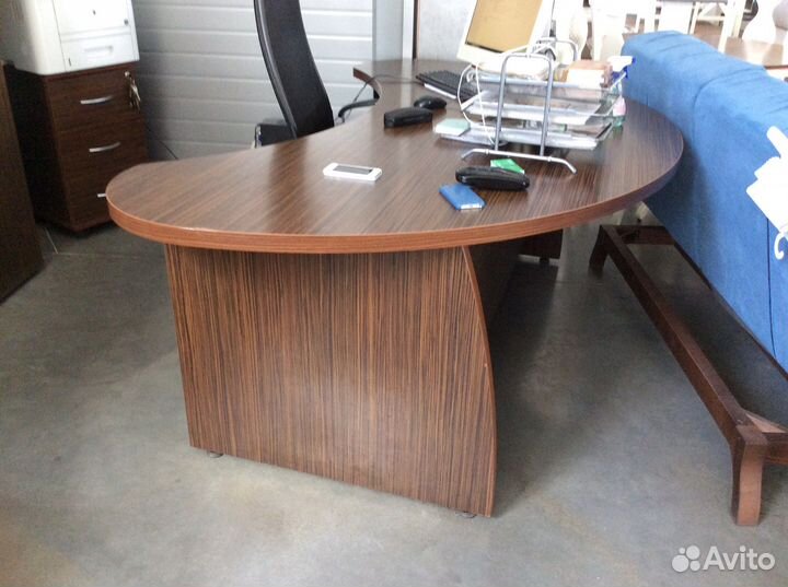 Компьютерный стол, шкафы и тумбочка