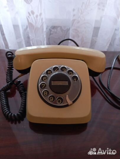 Телефон СССР в рабочем столе