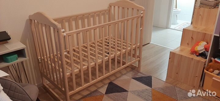 Детская кроватка с маятником
