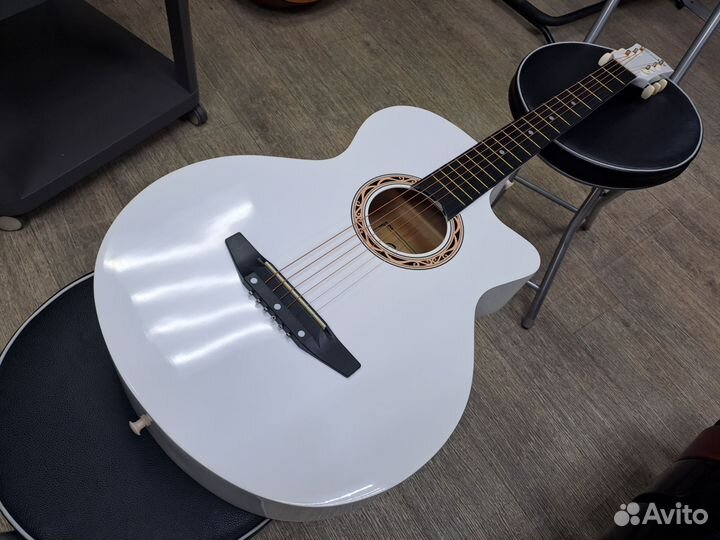 Гитара акустическая белая с металлическими струн